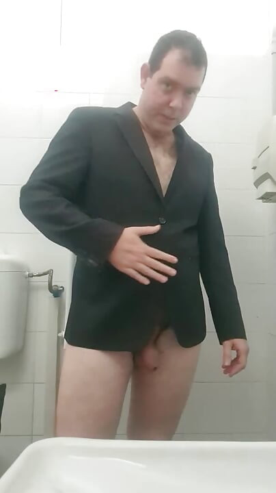 volledig naakt met een elegant jasje
