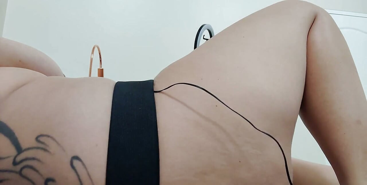 Rimjob i Strap-on Show podczas kamowania na żywo