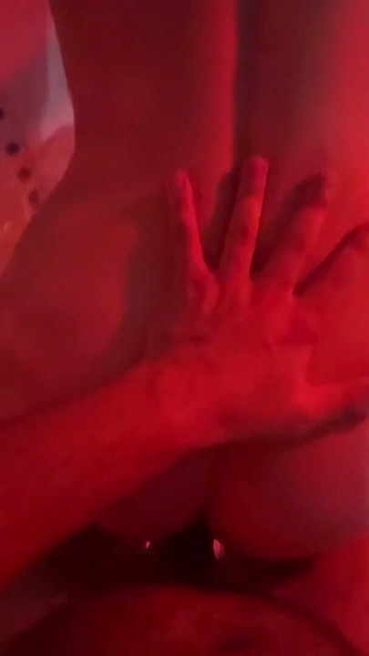 Heißes jacuzzi mit meiner stiefschwester - stiefbruer konnte nicht widerstehen | Clip 1
