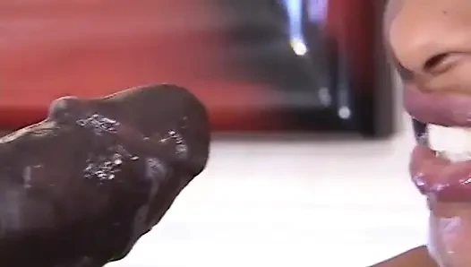 Pelacur rambut cokelat kulit hitam yang menawan ngentot kontol pria kulit hitam kayak cowgirl afrika