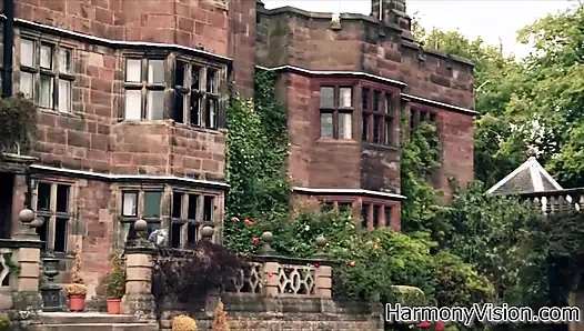 Gepiercte schönheit wird doppelt penetriert