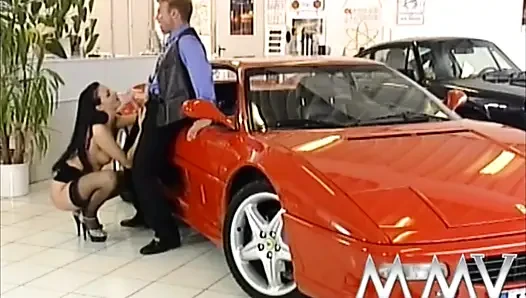 Brünette mieze fickt für ein auto
