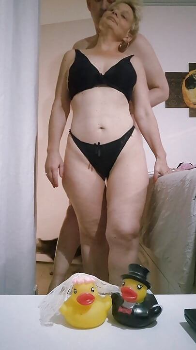 Eu tenho certeza que você adoraria estar no lugar dele, tê-lo na minha boca e abrir minha bunda