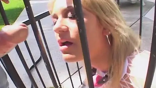 Kafesli sarışın sürtük sert anal seksin tadını çıkarıyor