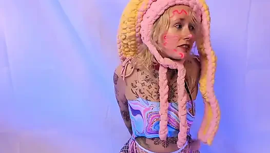 Kelinci Timur ditangkap lagi asik muasin memeknya pakai mainan seks & bertelur