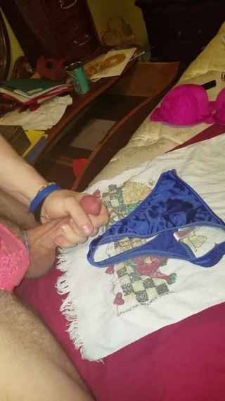 Gozando na tanga azul da mamãe