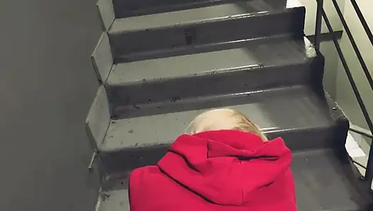 Красное Худи, Публичный Трах: Нагнулась На Ступеньках, Сырой Догги В Подъезде