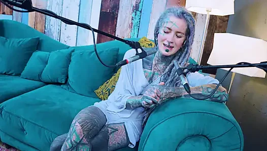 Я говорю о J - Jelousy - подкаст ASMR, SFW говорит готессу, худенькая девушка дредки татуированная модель, татуированная девушка