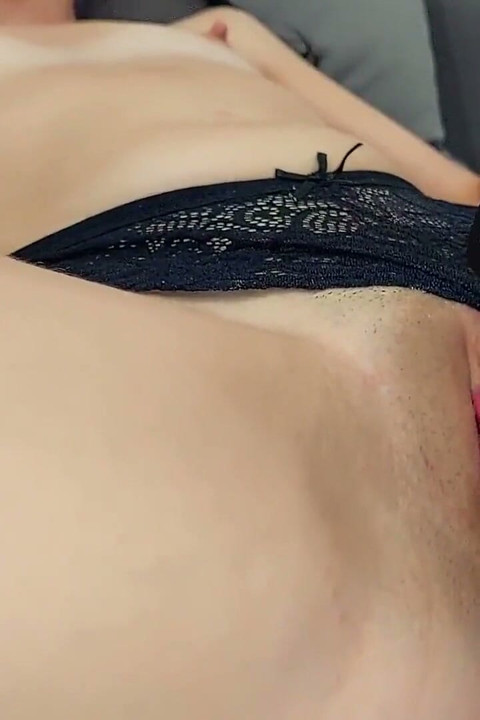 Žena donela ljubavnikovu spermu u pički da je ližeš Femdom
