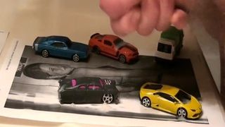Cumming en coches de juguete