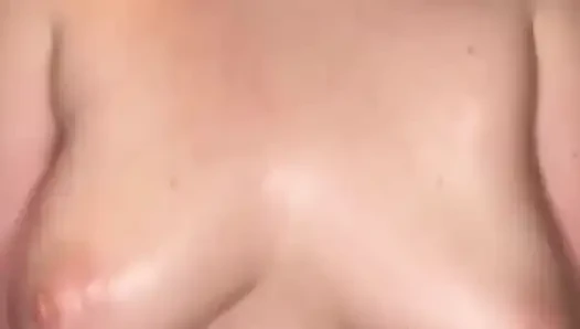 Yağlı büyük göğüslerimi ovuyorum