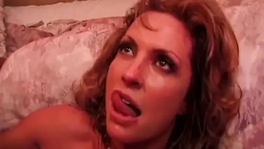 Fetish lilin panas tante seksi rambut pirang lagi asik muasin memeknya pakai lilin