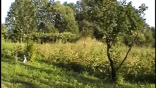 Büyük memeli sarışın olgun amcık oynuyor ve muzla sikiyor