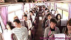 Japanisches Teenie-Gruppensex-Action-Schätzchen in einem Bus