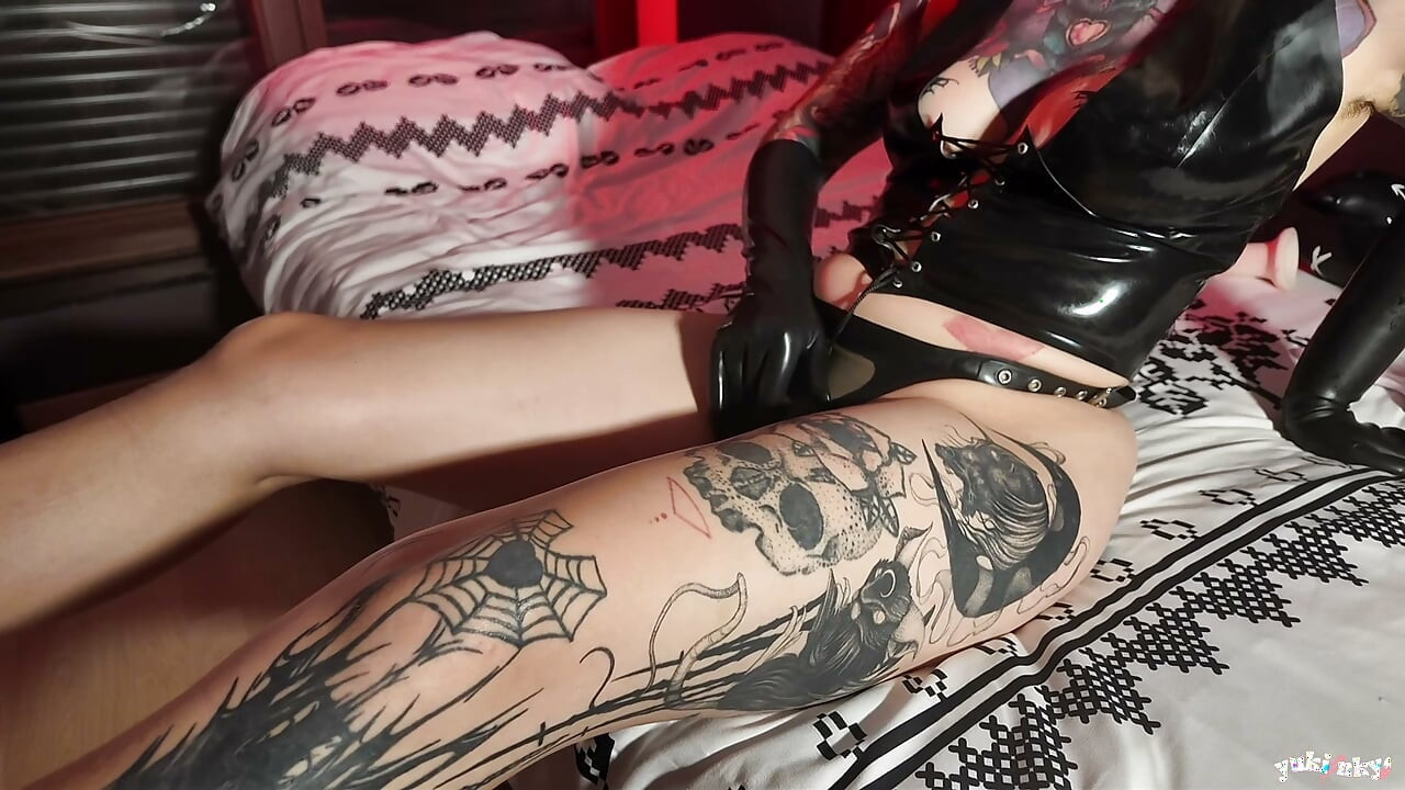 Zdzira dostaje karę i łaskotki od swojej dominującej dziewczyny - francuskie lesbijskie BDSM z amatorskim akcentem, włochatą rudą, w lateksowych rękawiczkach