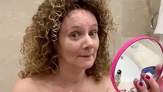 Vollbusige merce make-up komplett nackt