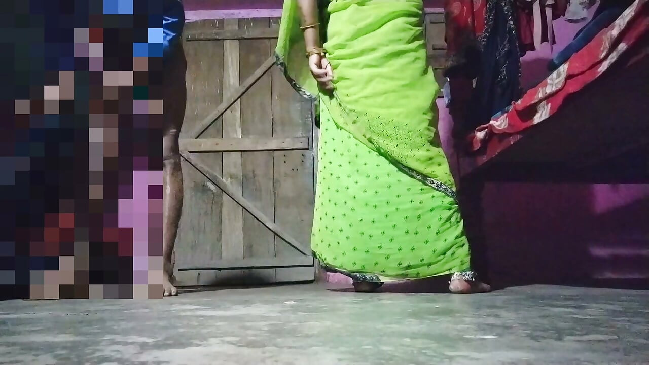 Desi Hindi sexy hot fucking by lifting the saree and standing in canoe style and making a mare