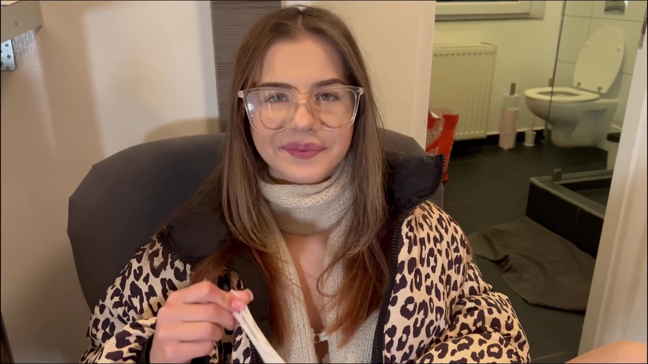 Rus Kız Ayaklarıyla Sikişiyor