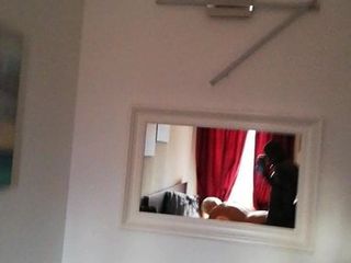 Jag med en milf på hotell doggystyle framför en spegel