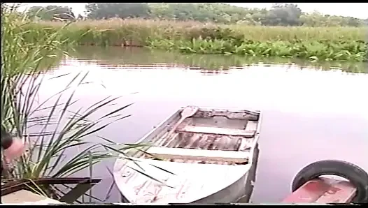Две возбужденные пары трахаются на лодке в любительском видео посередине озера
