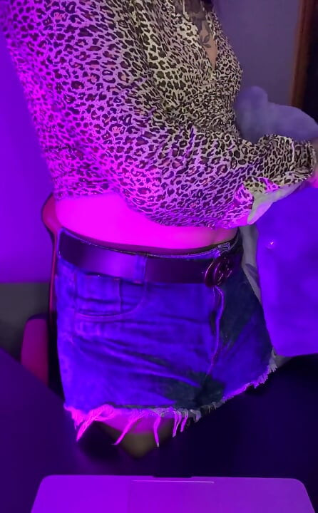 Senin için ateşli bir şekilde mastürbasyon yapıyor. Güzel miyim?