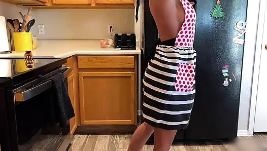 Horny Housewife Rewarded After Cleaning the Kitchen