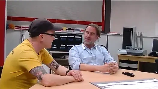 Olgun esmer yoğun parmaklama ve amcık yemeden ıslak