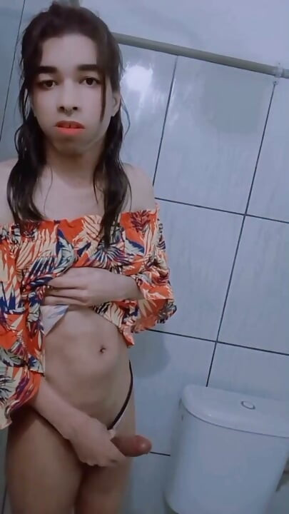 피어싱도 없고, 새 옷도 입고, 창녀처럼 취급받고 싶어 하는 얼굴