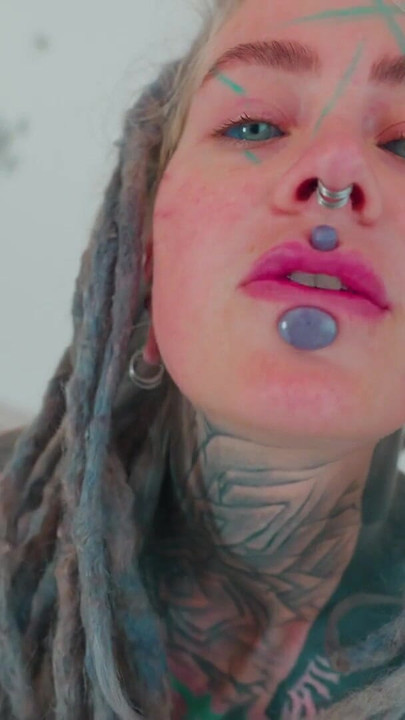 भारी स्याही वाली कमसिन खुद बड़ा खिलौना चोद रही है । क्लिप 1