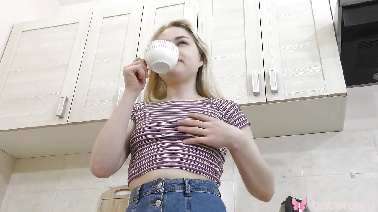 Maya Stone adore se déshabiller et se caresser la chatte pour nous