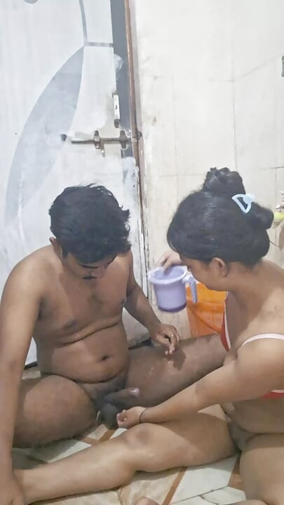 Adik tiri dan adik tiri berbagi ranjang dan ngentot habis-habisan