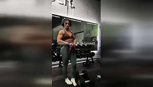 Sıkı genç kızın amcığı büyük yarakla geriliyor - tiktok'ta canlı!