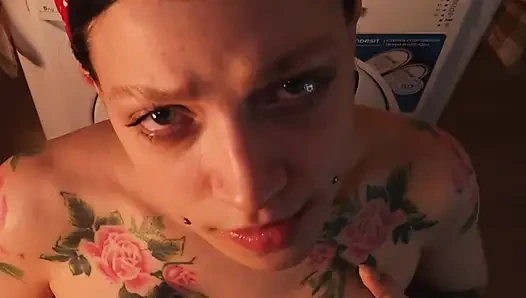 День стирки . Я застукал свою соседку за дрочкой в прачечной и жестко трахнул ее дырочки (Любительское комедийное порно)