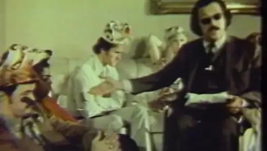 Лизание черно-белой киски в спальне