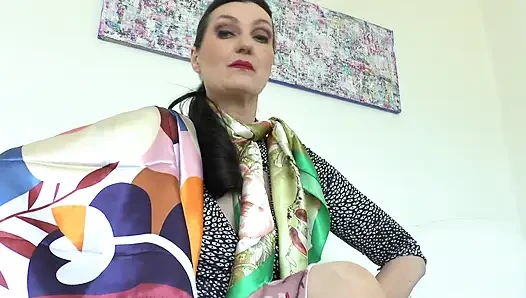 Parlak saten eşarplarım seni azdıracak! Lady Victoria Valente