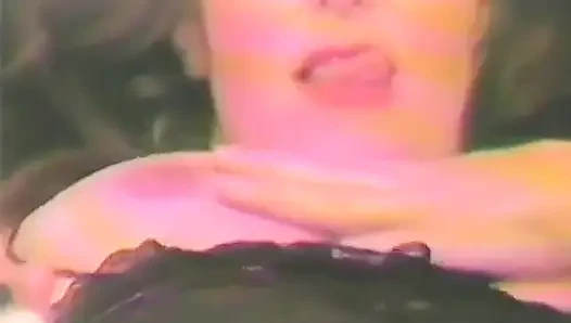 Yaşlı esmer dildolarla her iki deliğini de sikiyor
