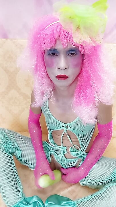 Oanh Le transgender memakai pakaian seksi dan menikmati keseronokan yang melampau.