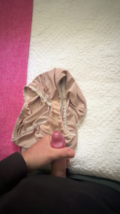 RealMoms gebruikte slipjes bedekt met RealSons sperma
