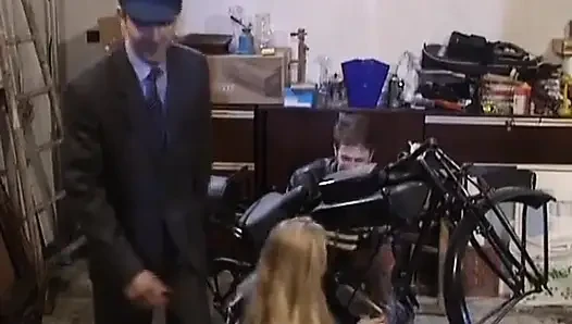 Üç çarpıcı Alman sürtük çifte sikilmeye hazır