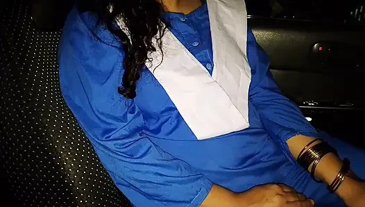 Indisches schulmädchen und lehrer genießen im auto