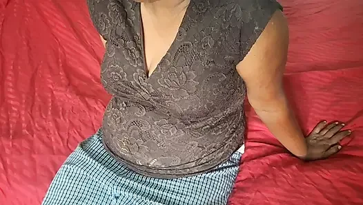 Wanita pembersih terangsang kamar tidur begitu seksi
