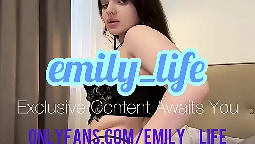 Sexy babe masturbates her wet pussy