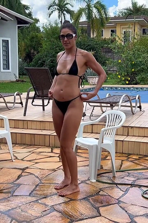 תחילה היא התקלחה, עם צינור. ואז היא התקלח עם זין.