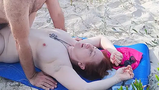 Bermain sendirian di bukit pasir liar, sampai dia muncul.