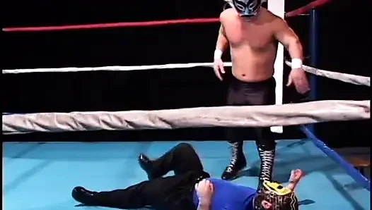 Zwerg-wrestler wird von dem brünetten schätzchen gefickt und geritten