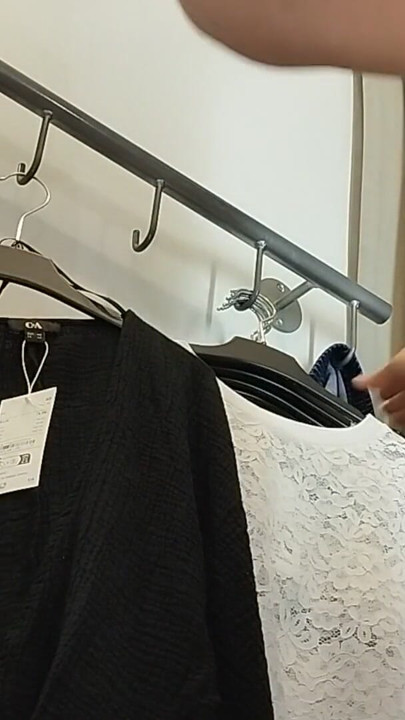 Sexy kvinne som prøver klær naken i prøverommet. | Klipp 1