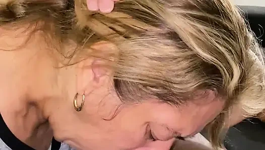 Istri pelacur amatir asli nyepong kontol hitam