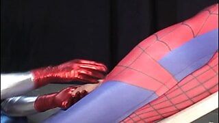 Amzzender Fetisch-Sex in Lycra mit Super-Helden-Masturbation