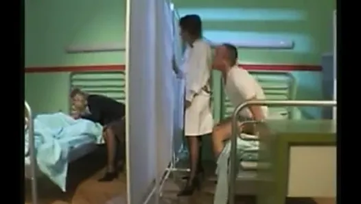 Une infirmière commence un hôpital sexy à quatre