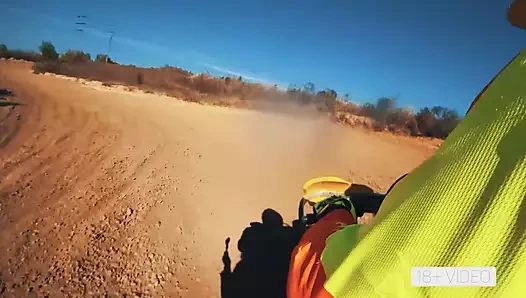 RAUER ANAL AUF SCHMUTZIGEM MOTORRAD. MIA BANDINI